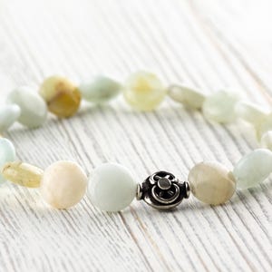 Akvamarinpärlsträckarmband med ädelstenar • Enkla unisex-smycken med halvädelstenar • Handgjort armband med naturliga ädelstenar bild 4
