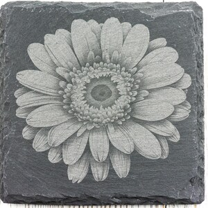 Lasergraverad fyrkantig underlägg i svart skiffer med gerbera-präriefärg • Rustik barbehör bild 1