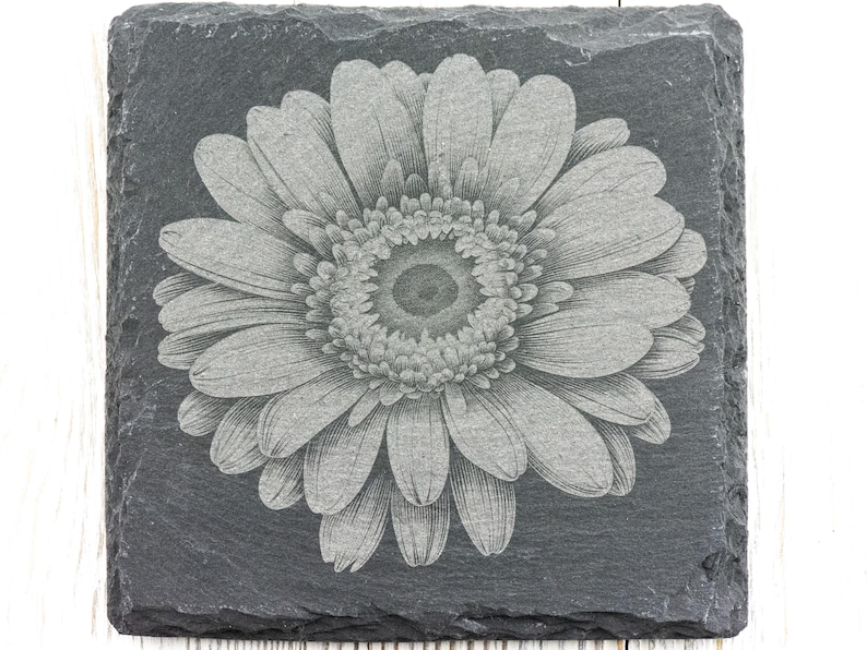 Lasergraverad fyrkantig underlägg i svart skiffer med gerbera-präriefärg • Rustik barbehör bild 1