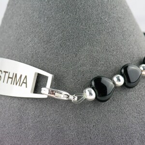 Liten svart hjärtan utbytbart stretchigt pärlbelagt klockarmband • Medicinskt ID-armband • Enkelt strängat • Handgjorda smycken bild 5