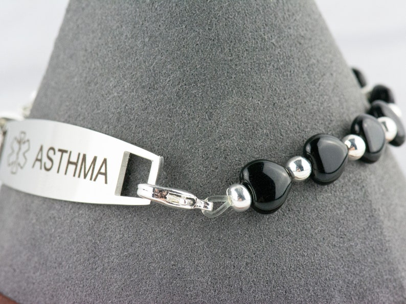Liten svart hjärtan utbytbart stretchigt pärlbelagt klockarmband • Medicinskt ID-armband • Enkelt strängat • Handgjorda smycken bild 5