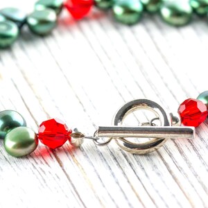Jularmband med gröna sötvattenspärlor och röda kristaller • Julsmycken • Mistelarmband bild 4