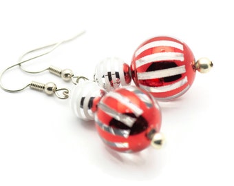Gestreept ornament, rood en zilver, kerstornament, glazen bol, chirurgisch staal, vakantieoorbellen, kerstoorbellen