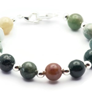 Pode incluir: Um bracelete de pedras preciosas de &aacute;gata verde e marrom com contas de prata e um fecho de prata.