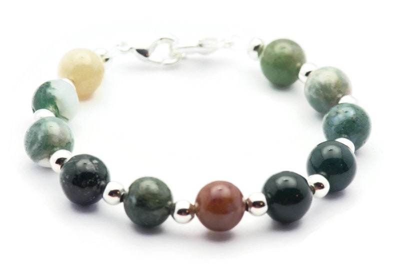 Pode incluir: Um bracelete de pedras preciosas de &aacute;gata verde e marrom com contas de prata e um fecho de prata.