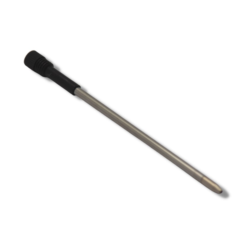 Op de afbeelding: Een zilveren metalen pen met een zwarte rubberen grip aan de bovenkant.