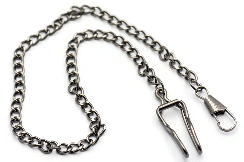 K&ouml;nnte beinhalten: Eine silberne Taschenuhrkette mit einem T-Bar-Verschluss und einem Drehhaken.