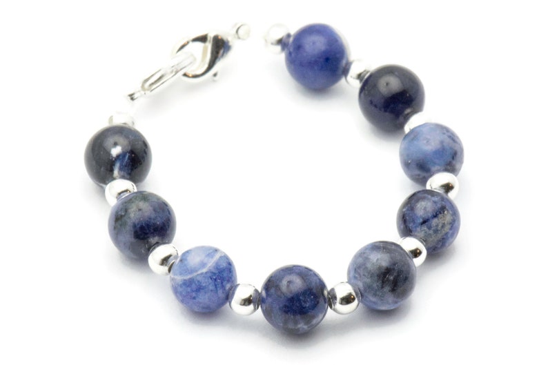 K&ouml;nnte beinhalten: Ein Armband aus blauen Edelsteinen mit silbernen Perlen und einem silbernen Verschluss.