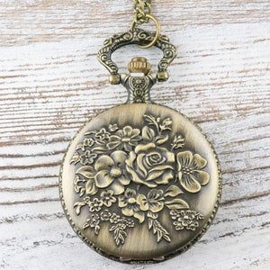Collana lunga con orologio da taschino in bronzo con rose / Orologi unici / Gioielli ispirati alla natura immagine 2
