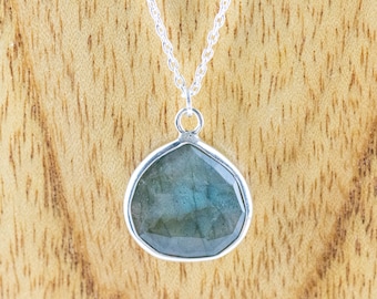 Collana con ciondolo a goccia in labradorite in argento sterling • Collana semplice e minimalista • Il miglior regalo di gioielli .925 per lei • Gioielli con pietre preziose