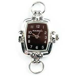 Pu&ograve; includere: Orologio rettangolare argentato con quadrante marrone scuro, numeri e lancette bianche. L'orologio ha una cornice decorativa e due attacchi ad anello. Il marchio "NARMI" &egrave; stampato sul quadrante.