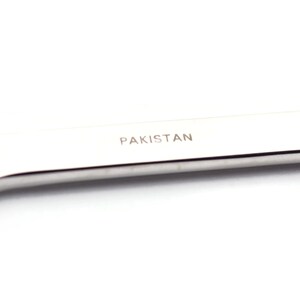 以下が含まれることがあります： ハンドルに「PAKISTAN」と刻印された銀色のレンチです。