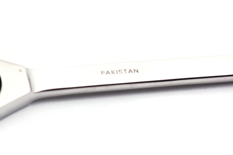 以下が含まれることがあります： ハンドルに「PAKISTAN」と刻印された銀色のレンチです。