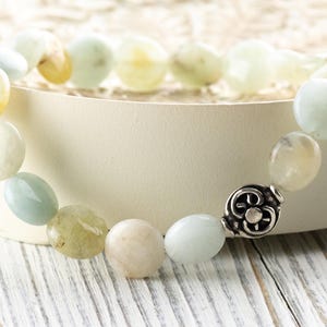 Akvamarinpärlsträckarmband med ädelstenar • Enkla unisex-smycken med halvädelstenar • Handgjort armband med naturliga ädelstenar bild 2