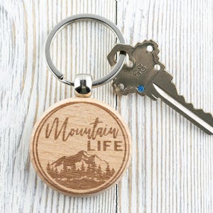 Brelok do kluczy Mountain Life z naturalnego drewna • Brelok ze stali nierdzewnej grawerowany laserowo • Dwustronny zdjęcie 2