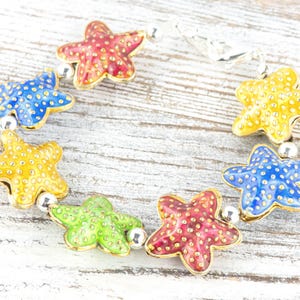 Correa de reloj con cuentas elásticas intercambiables de mezcla de estrellas de mar cloisonné • Pulsera de identificación médica • Correa de una sola hebra • Joyería de verano hecha a mano imagen 5