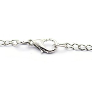 Op de afbeelding: Zilveren ketting met een karabijn sluiting.