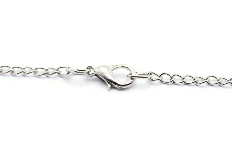 Op de afbeelding: Zilveren ketting met een karabijn sluiting.