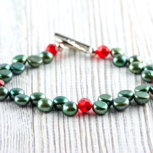 Jularmband med gröna sötvattenspärlor och röda kristaller • Julsmycken • Mistelarmband bild 2
