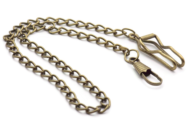 Pode incluir: Uma corrente de rel&oacute;gio de bolso dourada com um fecho de mola e uma extremidade de la&ccedil;o duplo.