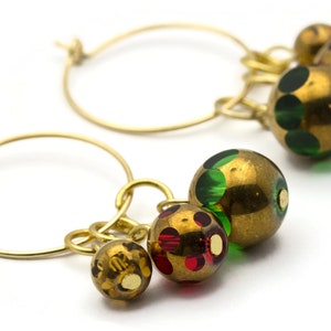 Pendientes de aro de Navidad / Pendientes de aro de vidrio con puntos verdes / Pendientes navideños / Pendientes de aro de oro / Pendientes de aro abiertos / 20 mm - EA00483 imagen 2