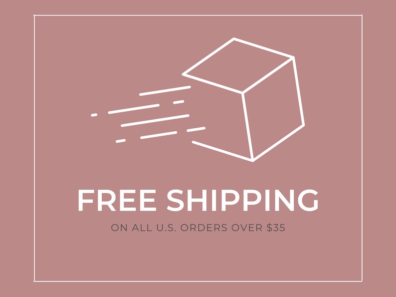 Pu&ograve; includere: Un contorno bianco di una scatola con una linea tratteggiata bianca che esce dal lato, a simboleggiare una spedizione veloce. Il testo "FREE SHIPPING" &egrave; sotto la scatola in lettere bianche, e il testo "ON ALL U.S. ORDERS OVER $35" &egrave; sotto quello in lettere bianche pi&ugrave; piccole. Lo sfondo &egrave; di colore rosa chiaro.
