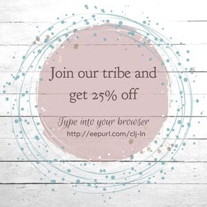 K&ouml;nnte beinhalten: Ein rosa Kreis mit wei&szlig;em Hintergrund und dem Text "Join our tribe and get 25% off" mit einem Link zu einer Website darunter. Der Kreis ist von einem blauen und wei&szlig;en Muster aus Kreisen und Punkten umgeben.