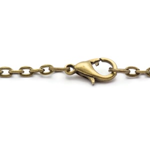 Peut inclure: Un collier en cha&icirc;ne dor&eacute;e avec un fermoir &agrave; ressort.