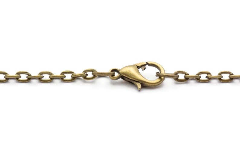 Peut inclure: Un collier en cha&icirc;ne dor&eacute;e avec un fermoir &agrave; ressort.
