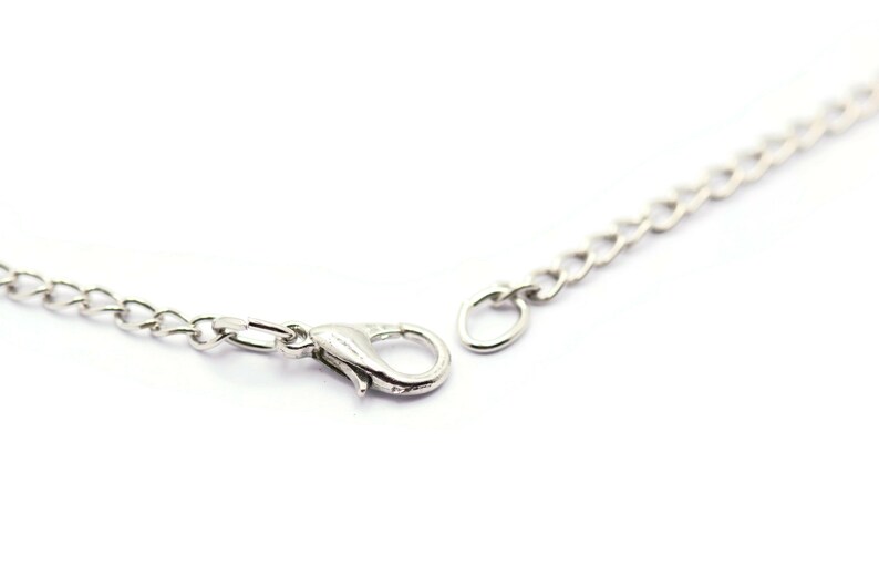 Op de afbeelding: Een zilveren ketting met een karabijn sluiting.