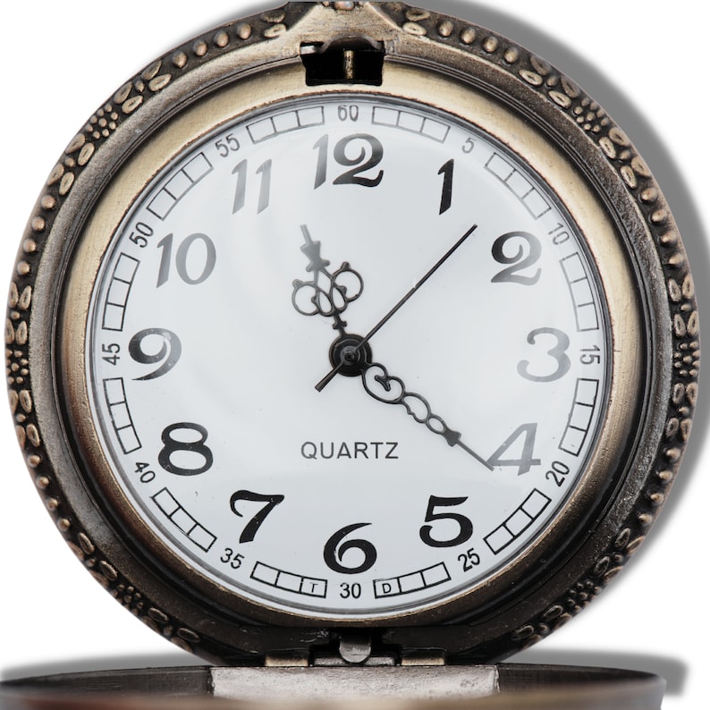 Peut inclure: Une montre de poche de style vintage avec un cadran blanc et des aiguilles noires. La montre a un bo&icirc;tier dor&eacute; et un bracelet en cuir noir. Le cadran de la montre comporte des index horaires en chiffres romains noirs et des index de minutes noirs. La montre est &eacute;galement dot&eacute;e d'un mouvement &agrave; quartz.