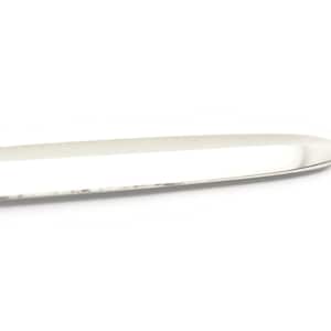 K&ouml;nnte beinhalten: Ein silbernes Buttermesser mit abgerundeter Spitze und einer glatten, polierten Oberfl&auml;che.