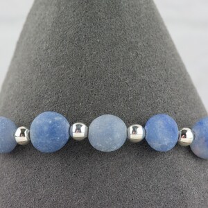 Mattblått utbytbart klockarmband med stretchpärlor i sodalit • Armband med medicinsk ID • Enkel sträng • Handgjorda smycken bild 4
