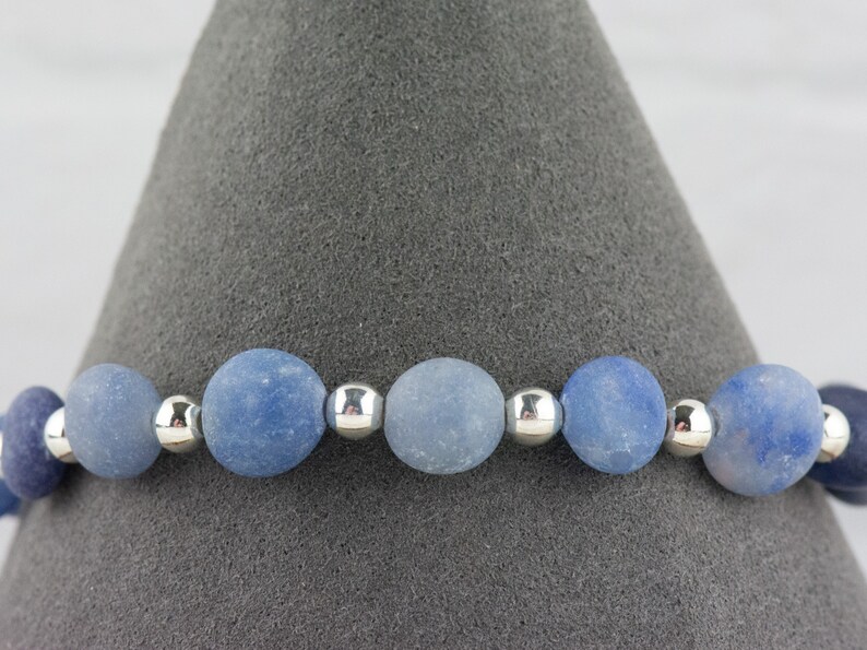 Mattblått utbytbart klockarmband med stretchpärlor i sodalit • Armband med medicinsk ID • Enkel sträng • Handgjorda smycken bild 4