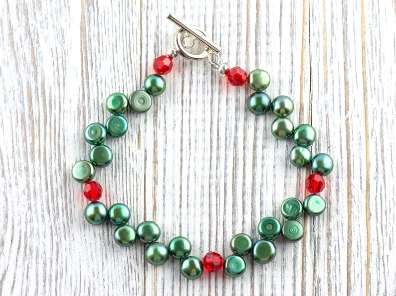 Jularmband med gröna sötvattenspärlor och röda kristaller • Julsmycken • Mistelarmband bild 1