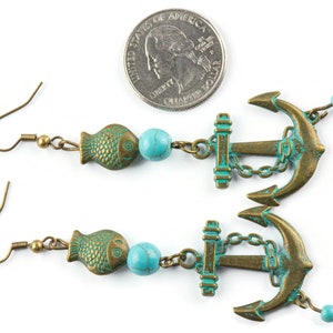 Puede incluir: Un par de pendientes largos de color turquesa y bronce con un dije de pez, una cuenta turquesa y un dije de ancla. Los pendientes miden aproximadamente 7,5 cm de largo.
