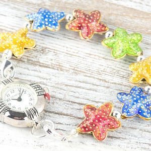 Correa de reloj con cuentas elásticas intercambiables de mezcla de estrellas de mar cloisonné • Pulsera de identificación médica • Correa de una sola hebra • Joyería de verano hecha a mano imagen 6