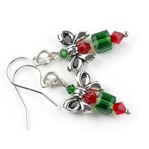 Pode incluir: Brincos de la&ccedil;o de prata com contas de cristal verde e vermelho.