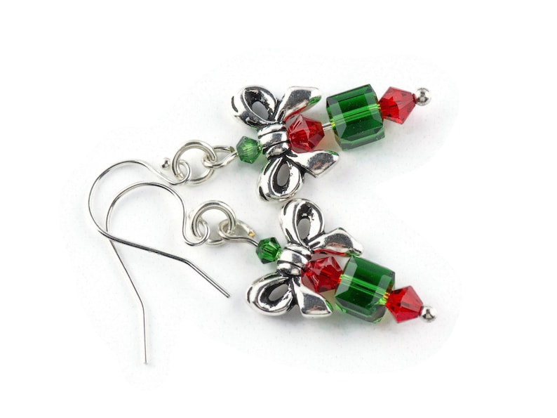 Pode incluir: Brincos de la&ccedil;o de prata com contas de cristal verde e vermelho.