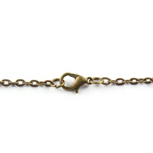 Op de afbeelding: Een gouden ketting met een karabijn sluiting.