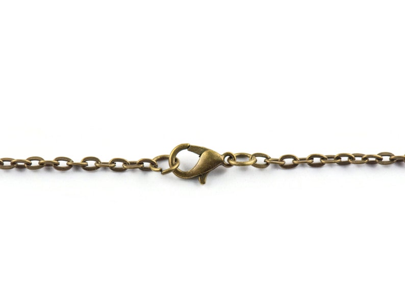 Op de afbeelding: Een gouden ketting met een karabijn sluiting.