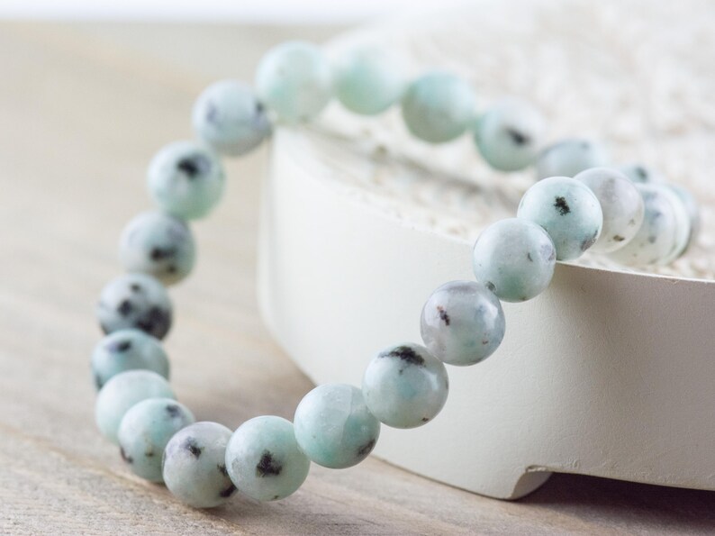 Puede incluir: Un brazalete hecho de cuentas de color azul claro y blanco con motas. El brazalete est&aacute; hecho de piedra natural y es una pieza de joyer&iacute;a hermosa y &uacute;nica.