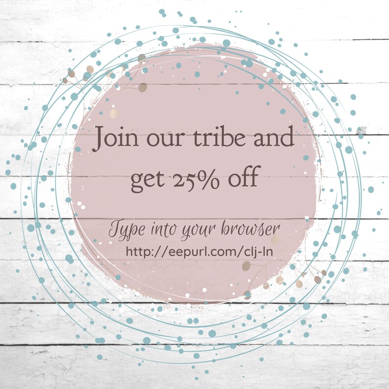 Puede incluir: Un c&iacute;rculo rosa sobre un fondo de madera blanca. El c&iacute;rculo tiene un contorno blanco y puntos azules y dorados. El texto "Join our tribe and get 25% off" est&aacute; escrito en negro. Debajo del texto est&aacute; la URL "http://eepurl.com/clj-ln" en negro.