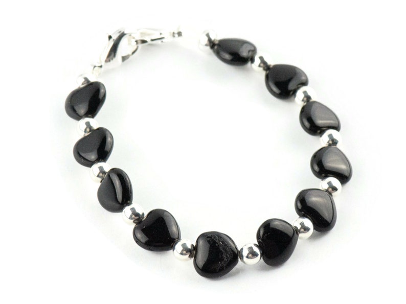 Liten svart hjärtan utbytbart stretchigt pärlbelagt klockarmband • Medicinskt ID-armband • Enkelt strängat • Handgjorda smycken bild 7