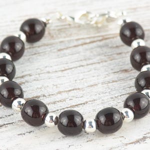 Dunkelrotes, austauschbares Stretch-Perlenarmband • Medizinisches ID-Armband • Einzelsträngig • Handgefertigter Schmuck Bild 1