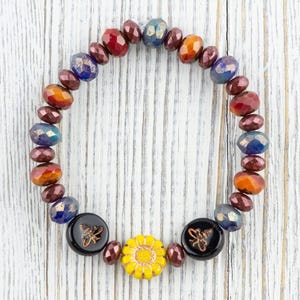 Humla blommig pärlsträckt armband, färgglada handgjorda fasetterade tjeckiska glas smycken, naturinspirerad solros modeaccessoar bild 1