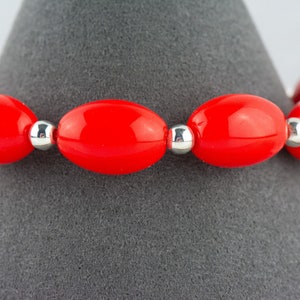 Rött vintage tyskt glas utbytbart klockarmband med stretchpärlor • Armband för medicinsk ID • Enkel sträng • Handgjorda smycken bild 5