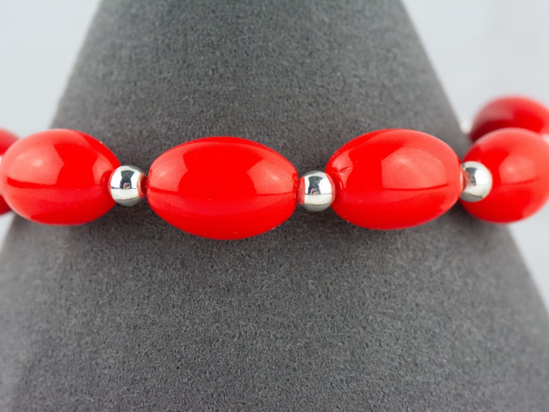 Rött vintage tyskt glas utbytbart klockarmband med stretchpärlor • Armband för medicinsk ID • Enkel sträng • Handgjorda smycken bild 5