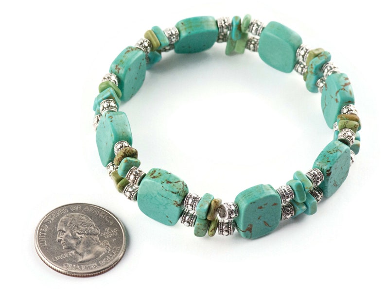 Op de afbeelding: Een turquoise en zilveren armband met vierkante turquoise kralen en zilveren spacer kralen. De armband is ongeveer zo groot als een Nederlandse euro.