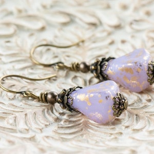 Purple Rain Messing-Ohrringe • Naturinspirierter Schmuck • Handgemachte Ohrringe für Frauen • Herbstgeschenke Bild 1